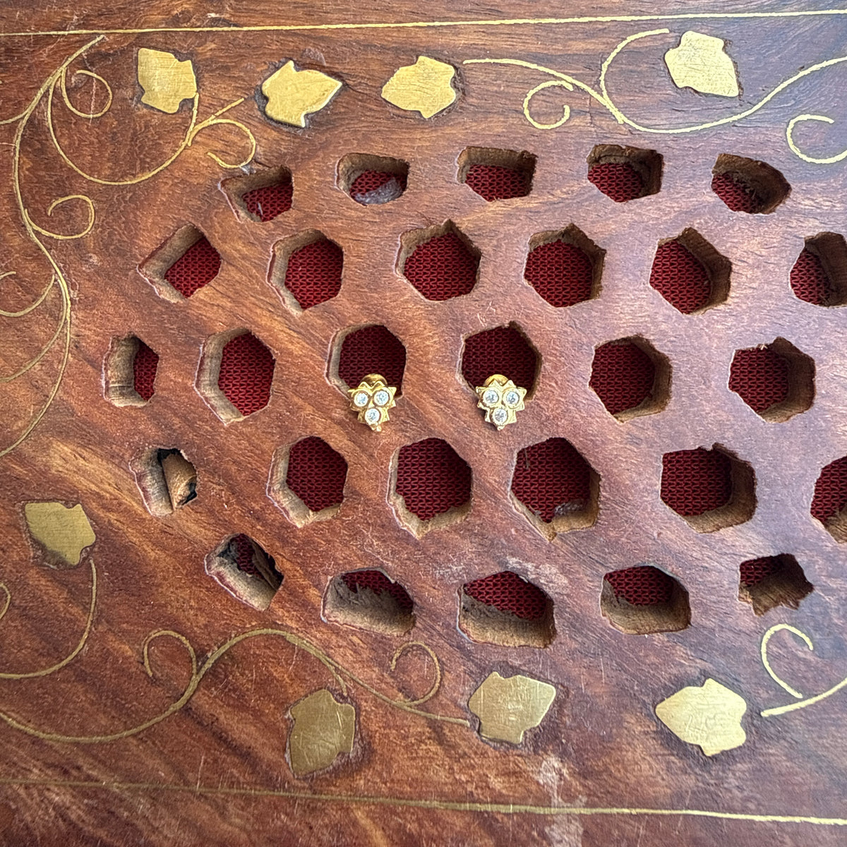 Gold Stud - STG00181