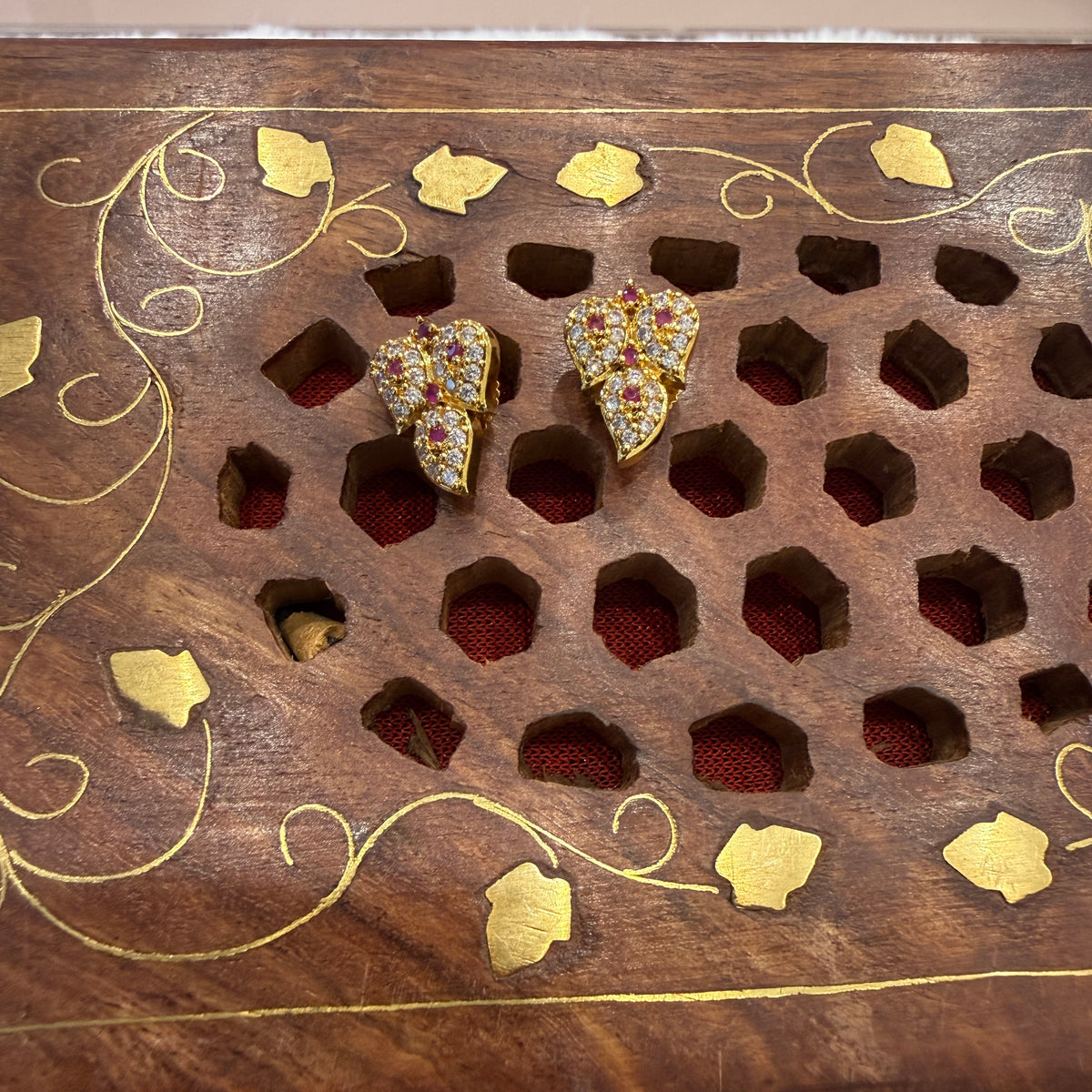 Gold Stud - STG0049