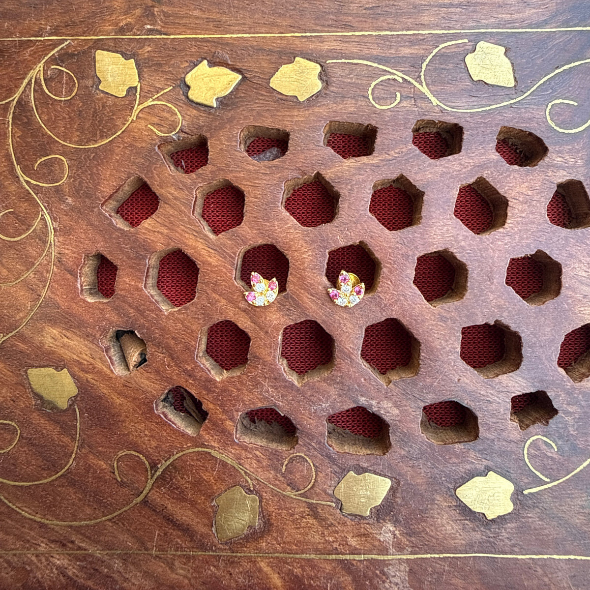 Gold Stud - STG00186