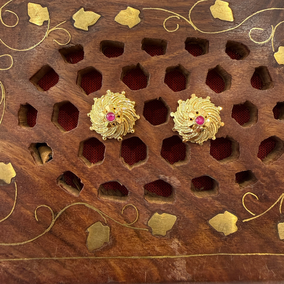 Gold Stud - STG0021