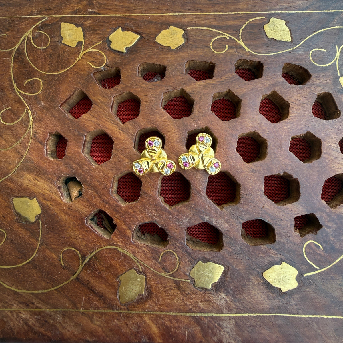 Gold Stud - STG00173