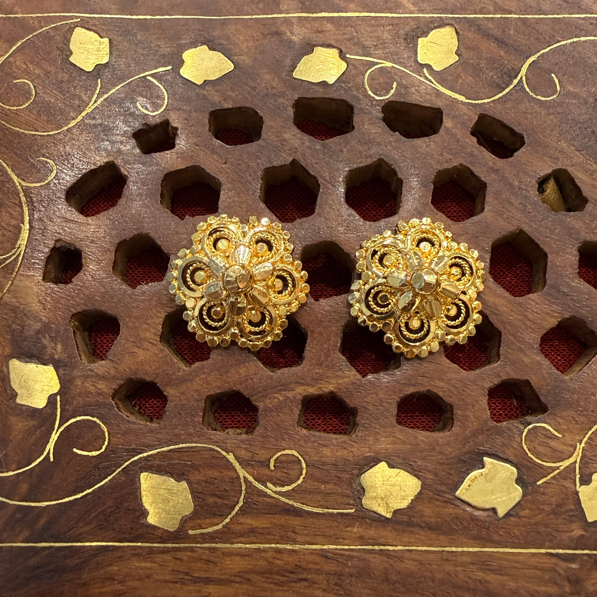 Gold Stud - STG0062