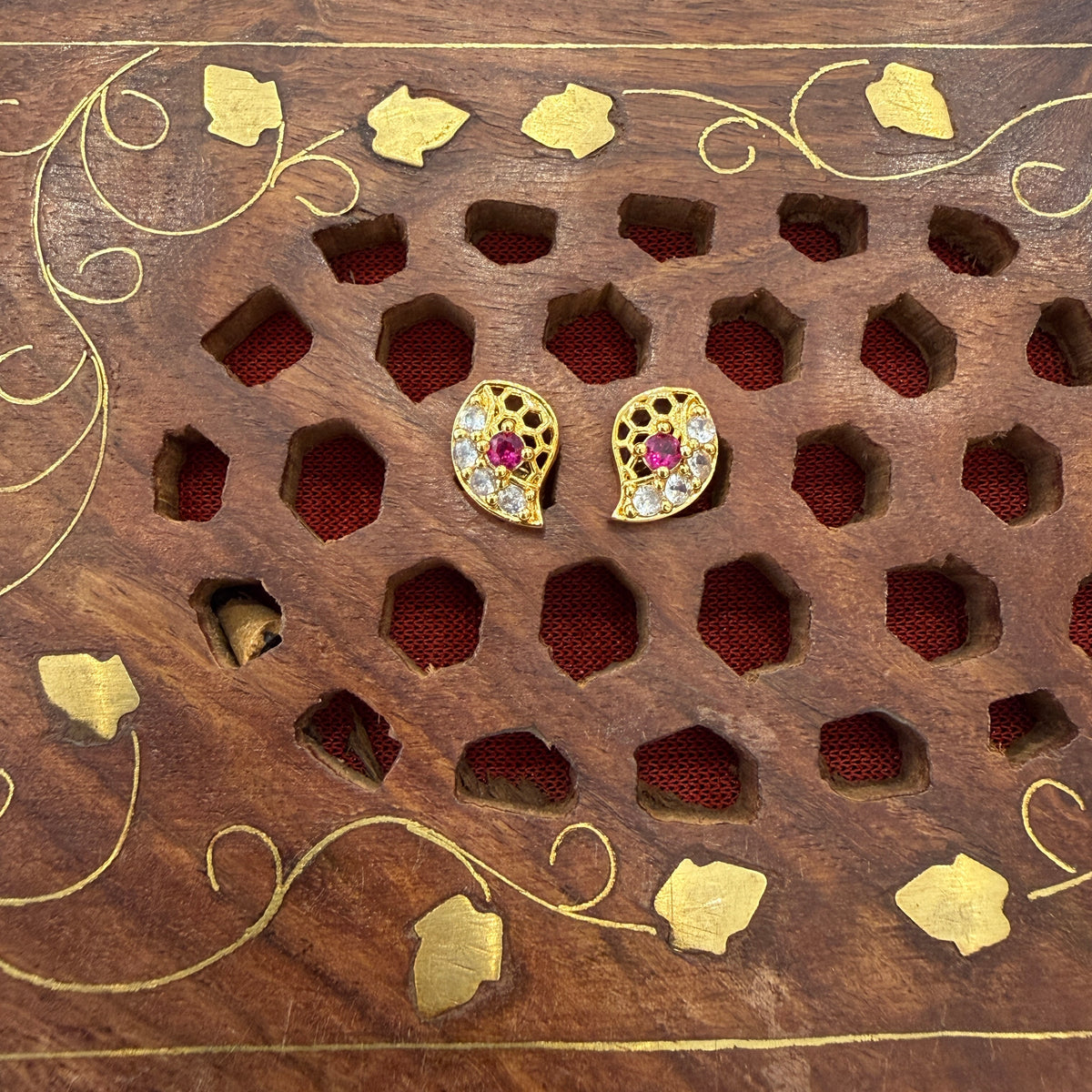 Gold Stud - STG0028