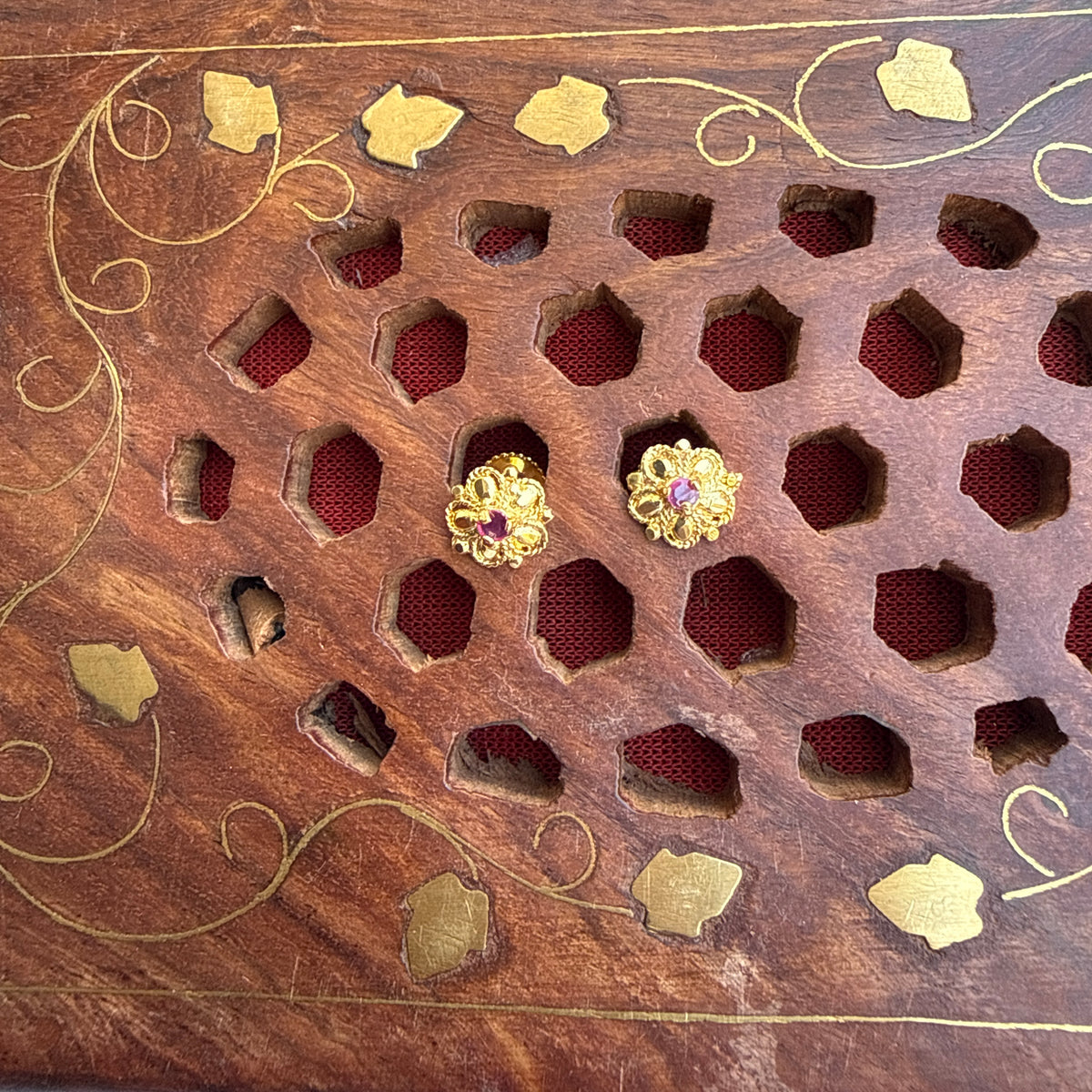 Gold Stud - STG00178