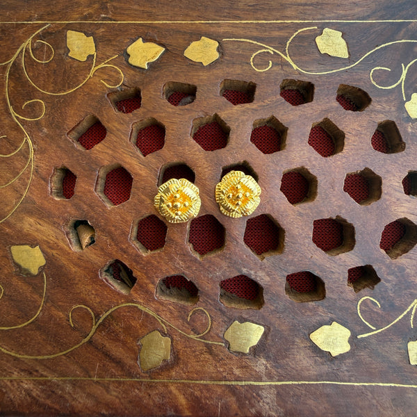 Gold Stud - STG00140