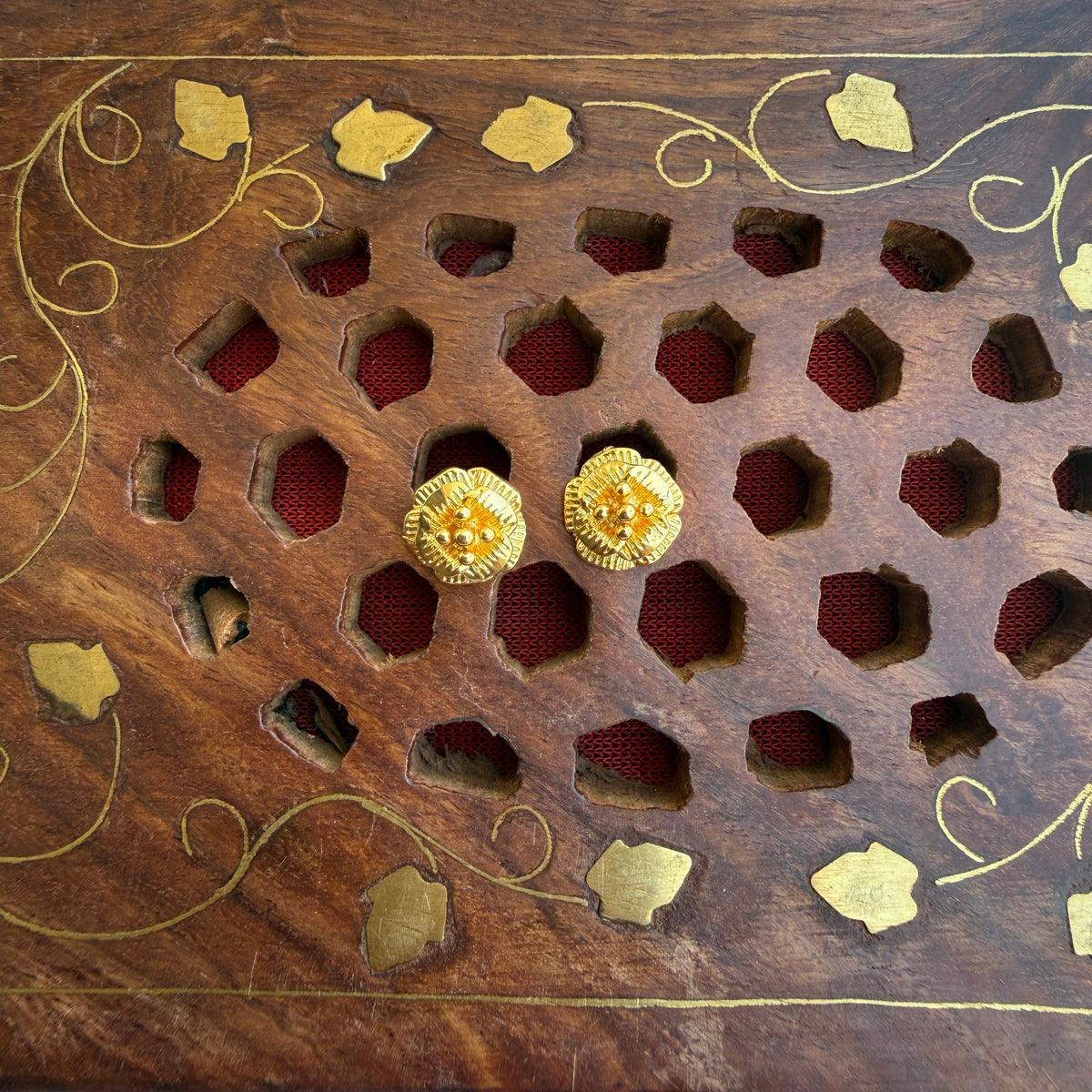 Gold Stud - STG00140